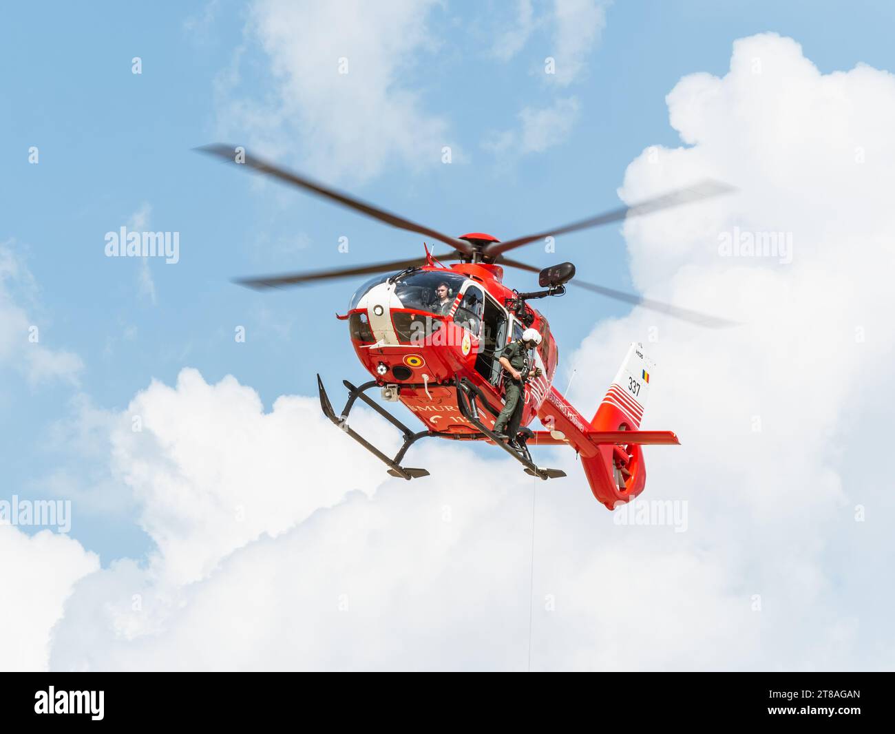 Bucarest, Roumanie -août 2023 : hélicoptère SMURD volant contre le ciel bleu. SMURD est le service de secours d'urgence basé en Roumanie Banque D'Images