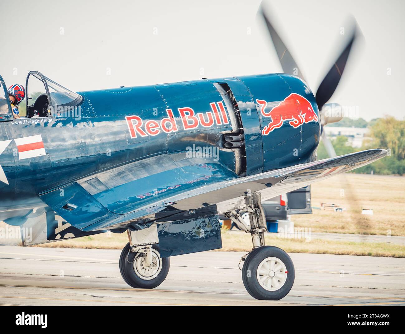 Bucarest, Roumanie -août 25 2023 : logo Red Bull livré sur un avion chance Vought F4U 4 CORSAIR. Flotte Flying Bulls Banque D'Images