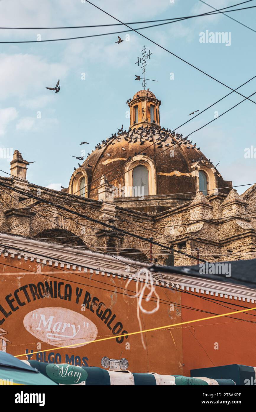 Iglesia y ex-Convento San Francisco, Tehuacan centro, Mexique, photo matinale, vue du marché, 2022 Banque D'Images