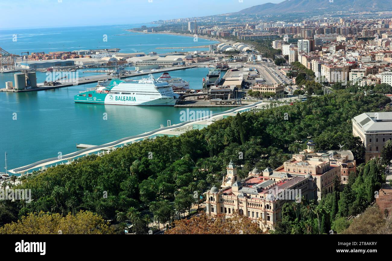 Vue aérienne de l'Hôtel de ville, Parque de Malaga et du port de Malaga, Espagne, avec des plages s'étendant à l'ouest le long de la côte méditerranéenne inc plage Misericordia. Banque D'Images