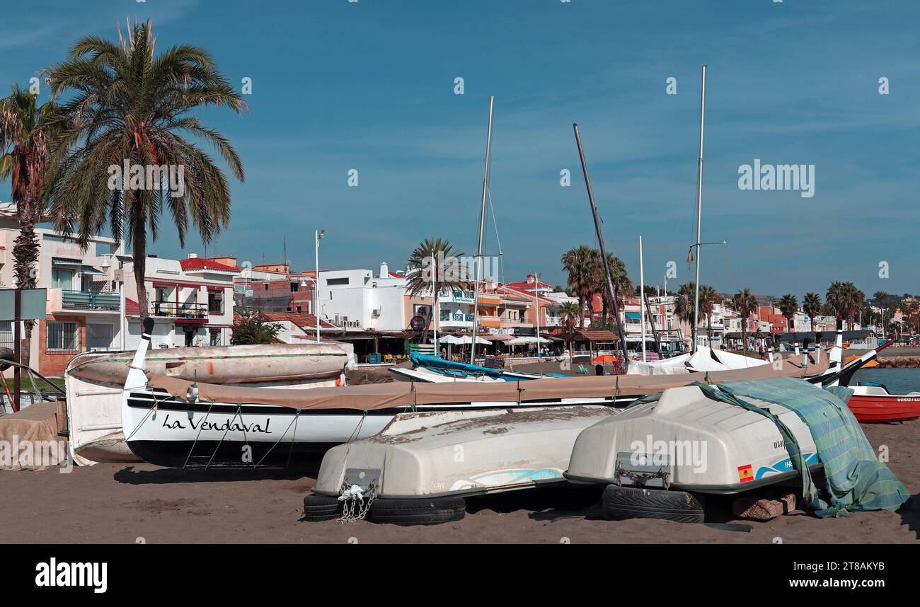 Village de pêcheurs de Pedgregalejo, Malaga : les bateaux de pêche sont assis sur le sable autour de l'une des criques de la plage de Pedgregalejo en face de la promenade du front de mer Banque D'Images