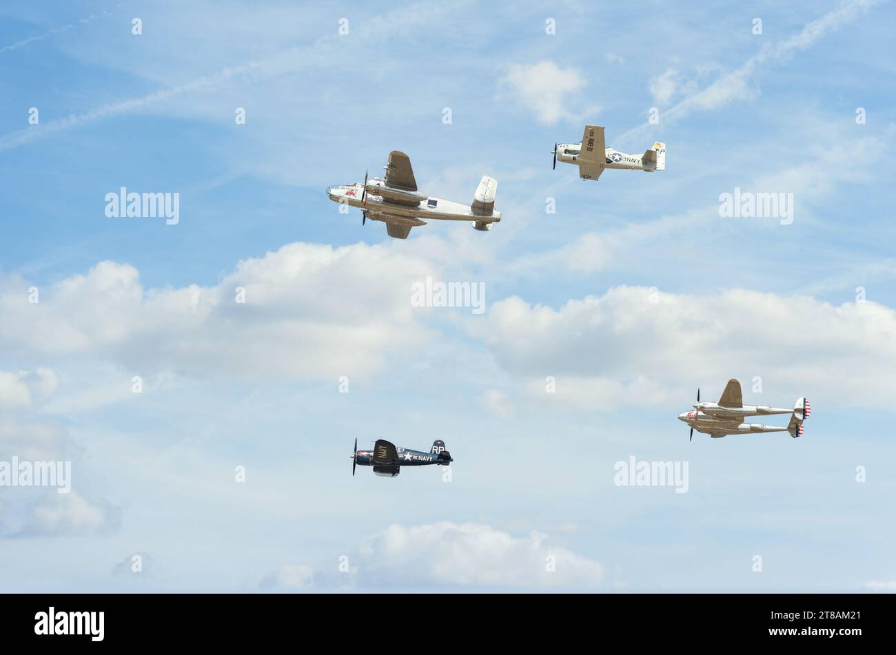 Bucarest, Roumanie - août 25 2023 : les avions de guerre Flying Bulls Fleet volent contre le ciel bleu. Banque D'Images