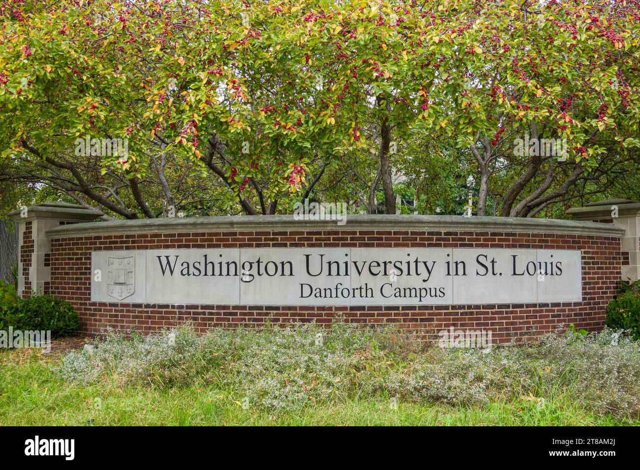 ST. LOUIS, Mo, USA - 19 OCTOBRE 2023 : mur d'entrée sur le campus Danforth de l'Université Washington à Saint-Louis. Banque D'Images