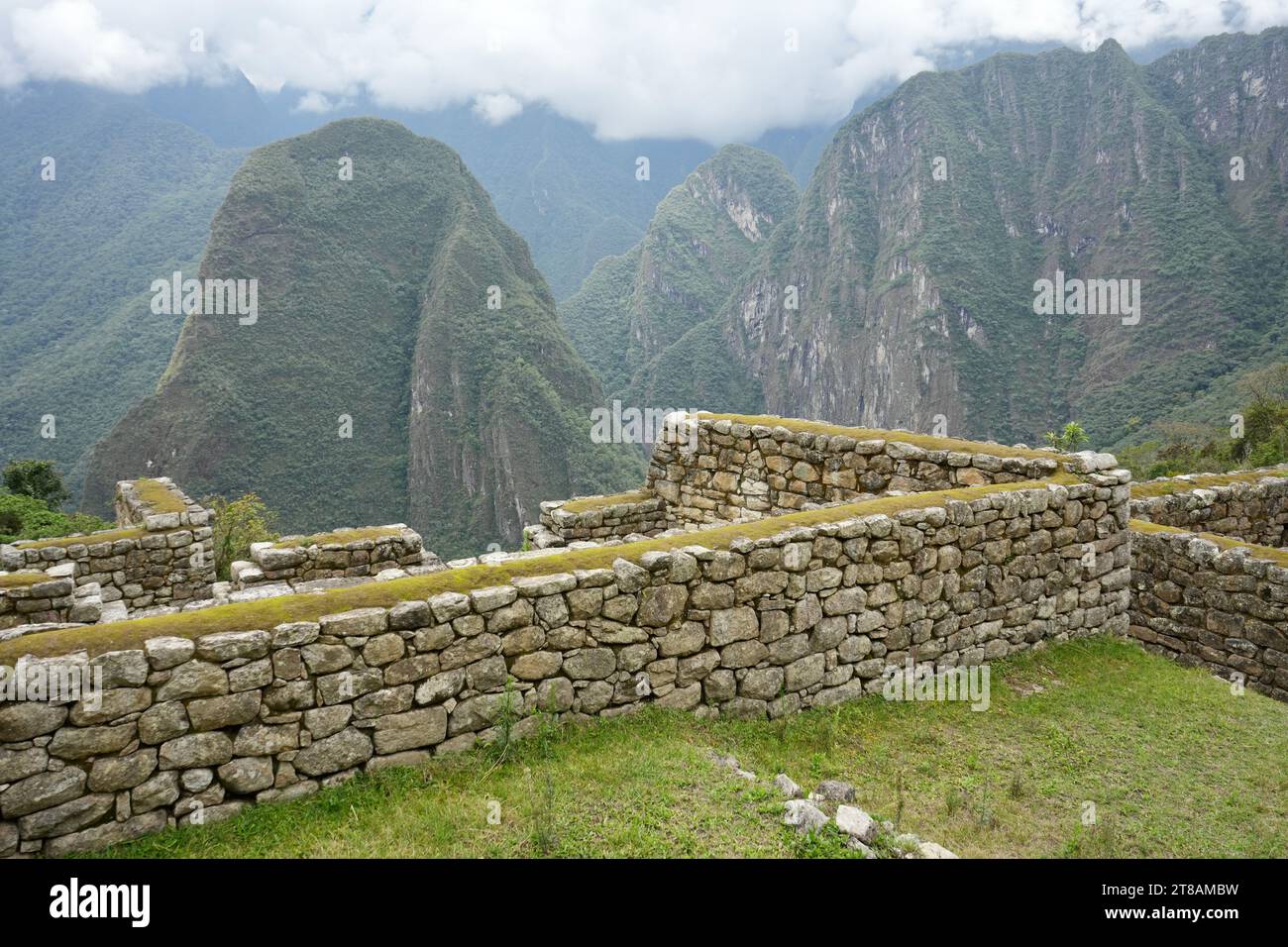 Machu Picchu, Pérou, 6 octobre 2023. Murs de pierre avec des montagnes derrière. Banque D'Images