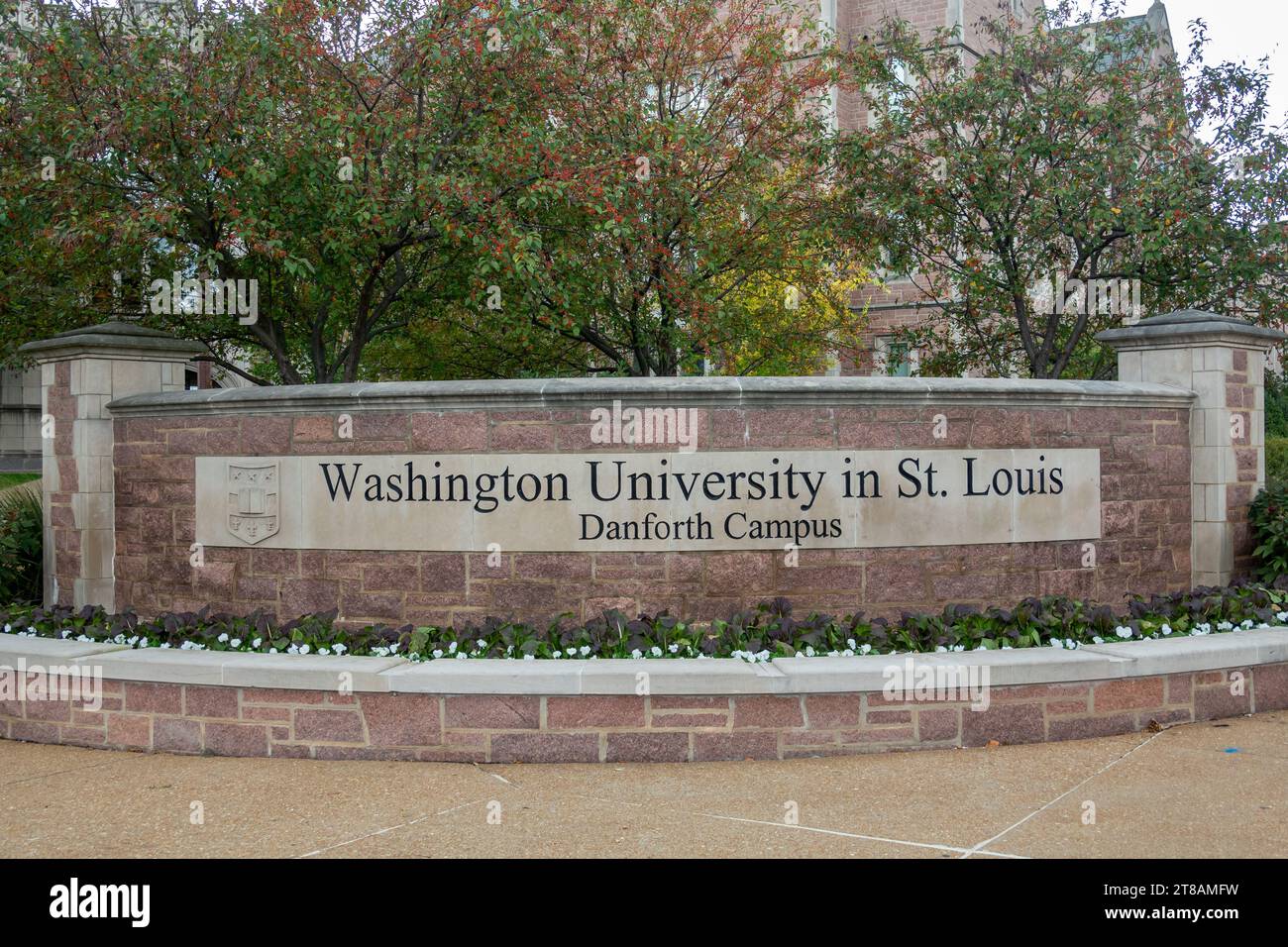 ST. LOUIS, Mo, USA - 19 OCTOBRE 2023 : mur d'entrée sur le campus Danforth de l'Université Washington à Saint-Louis. Banque D'Images