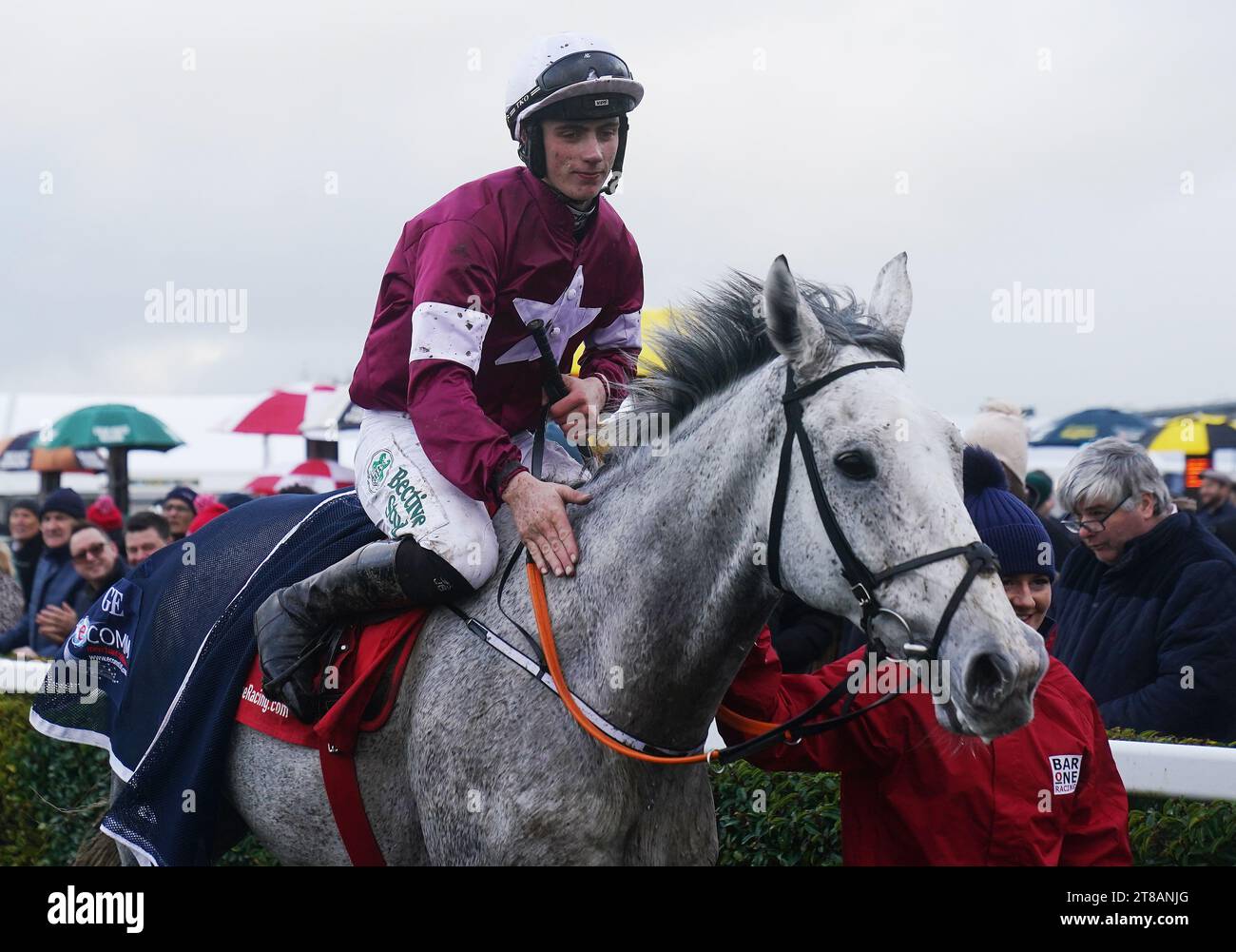 Coko Beach et Danny Gilligan entrent sur le ring après avoir remporté le Bar One Racing Troytown handicap Steeplechase (Grade C) le deuxième jour du Navan Racing Festival à l'hippodrome de Navan. Date de la photo : dimanche 19 novembre 2023. Banque D'Images