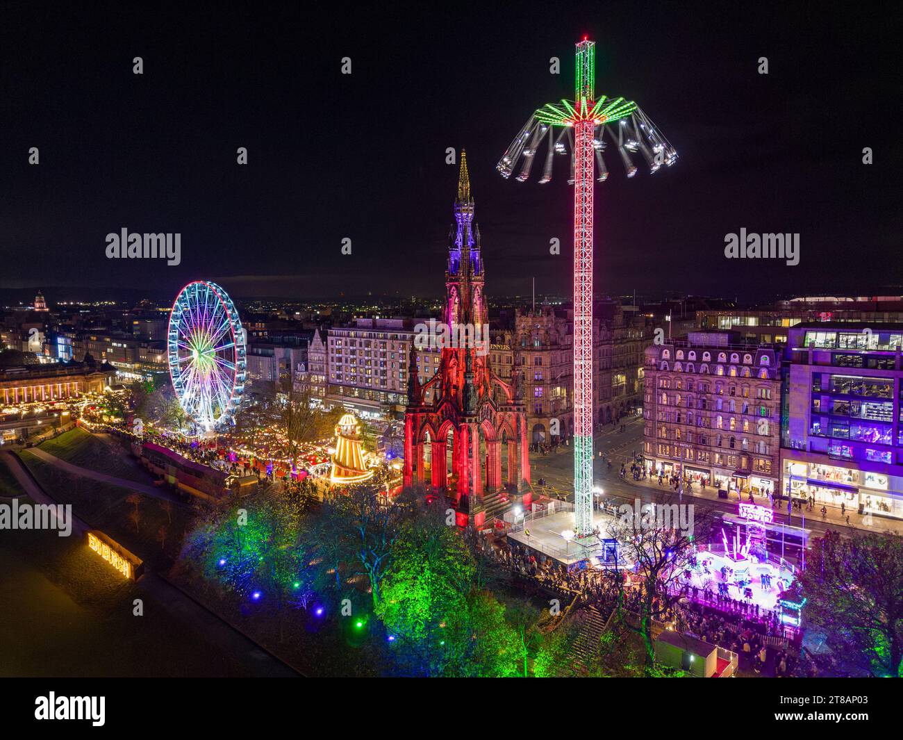 Édimbourg, Écosse, Royaume-Uni. 17 novembre 2023. Une vue aérienne du marché de Noël à East Princes Street Gardens qui a ouvert ce soir et était Banque D'Images