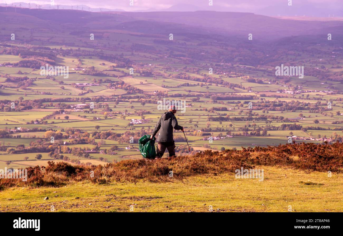 Ceidwad Ranger cueillette de litière sur Moel Famau l'une des plus hautes collines dans la chaîne Clwydian.North Wales les vestiges impressionnants de la Jubilee Tow Banque D'Images