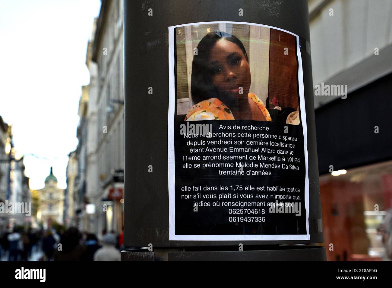 Une affiche de notice manquante pour mélodie Mendes da Silva est vue sur un poteau d'éclairage public de la rue Saint Ferréol à Marseille. L’enquête pour « disparition inquiétante » ouverte début novembre 2023 après la disparition de mélodie Mendes da Silva a été reclassée le 17 novembre 2023 pour « enlèvement et séquestration ». Mélodie Mendes da Silva, esthéticienne de 34 ans, mariée et mère de deux enfants, a quitté son domicile situé dans le centre de Marseille le 3 novembre 2023 en fin d’après-midi, et n’a plus donné aucun signe de vie près de sa famille depuis. (Photo de GE Banque D'Images