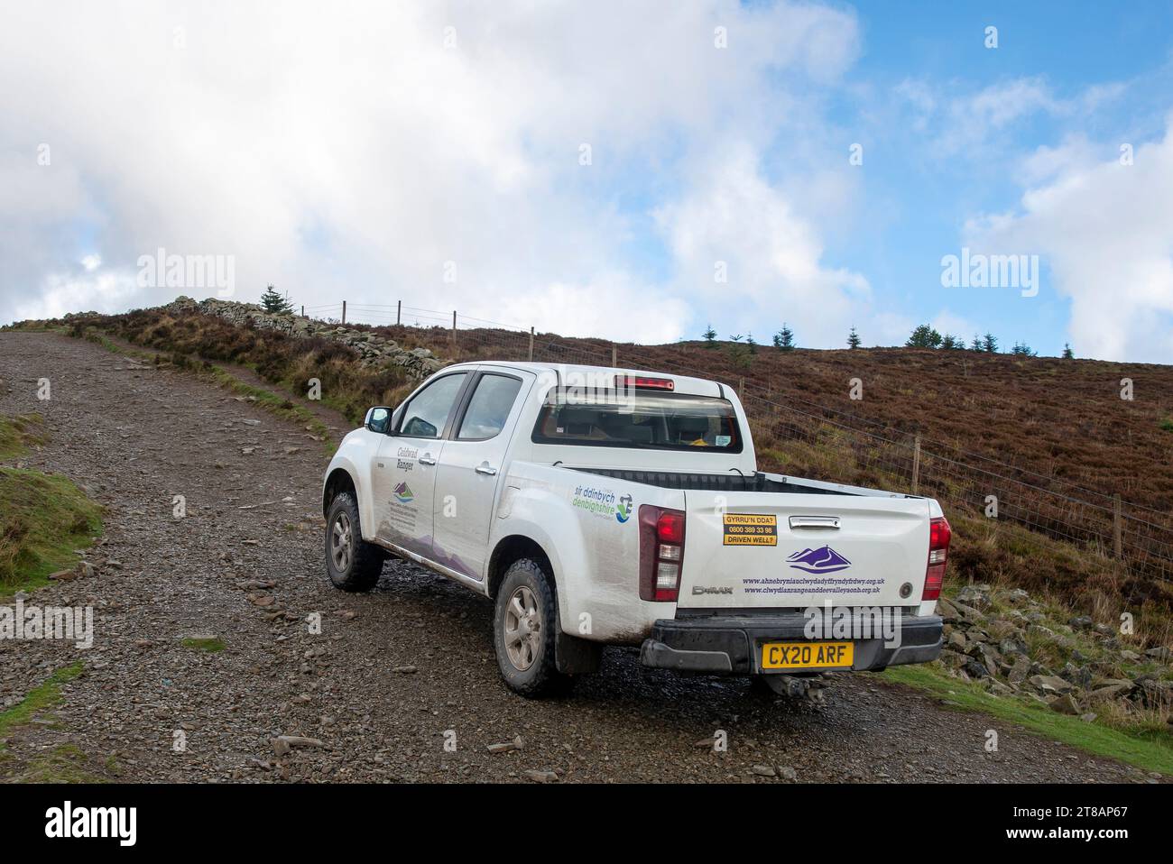 Véhicule Ceidwad Ranger sur Moel Famau l'une des plus hautes collines dans la chaîne Clwydian.North Wales les vestiges impressionnants de la Jubilee Tower sont f Banque D'Images