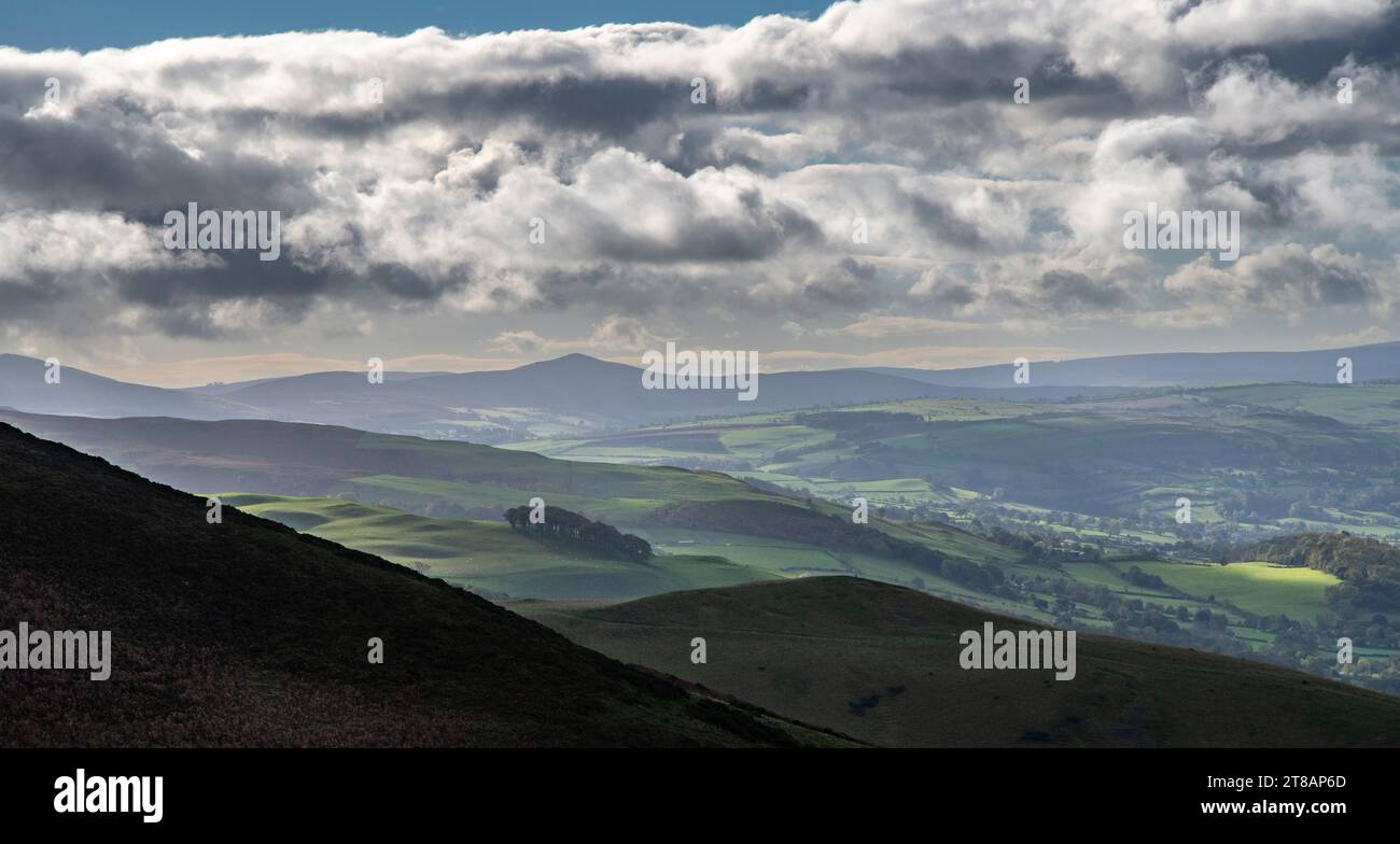Vue de Moel Famau est l'une des plus hautes collines dans la chaîne Clwydian.North Wales les vestiges impressionnants de la Jubilee Tower se trouvent au su Banque D'Images