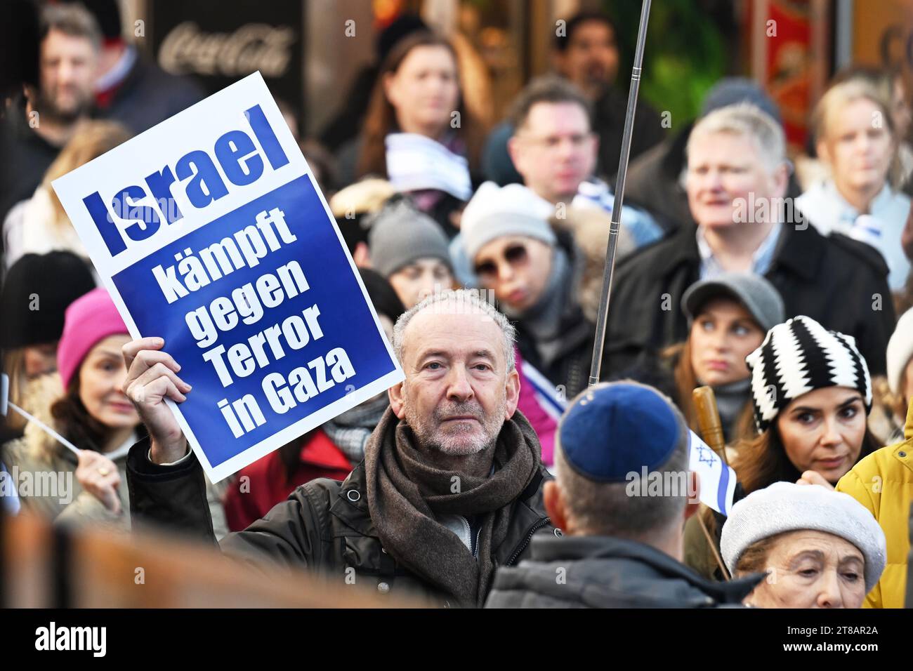 Berlin, Allemagne. 19 novembre 2023. "Israël combat la terreur à Gaza" est écrit sur une banderole tenue par un manifestant à la manifestation "Jewish Life Berlin" en soutien à Israël et contre l'antisémitisme. Crédit : Annette Riedl/dpa/Alamy Live News Banque D'Images