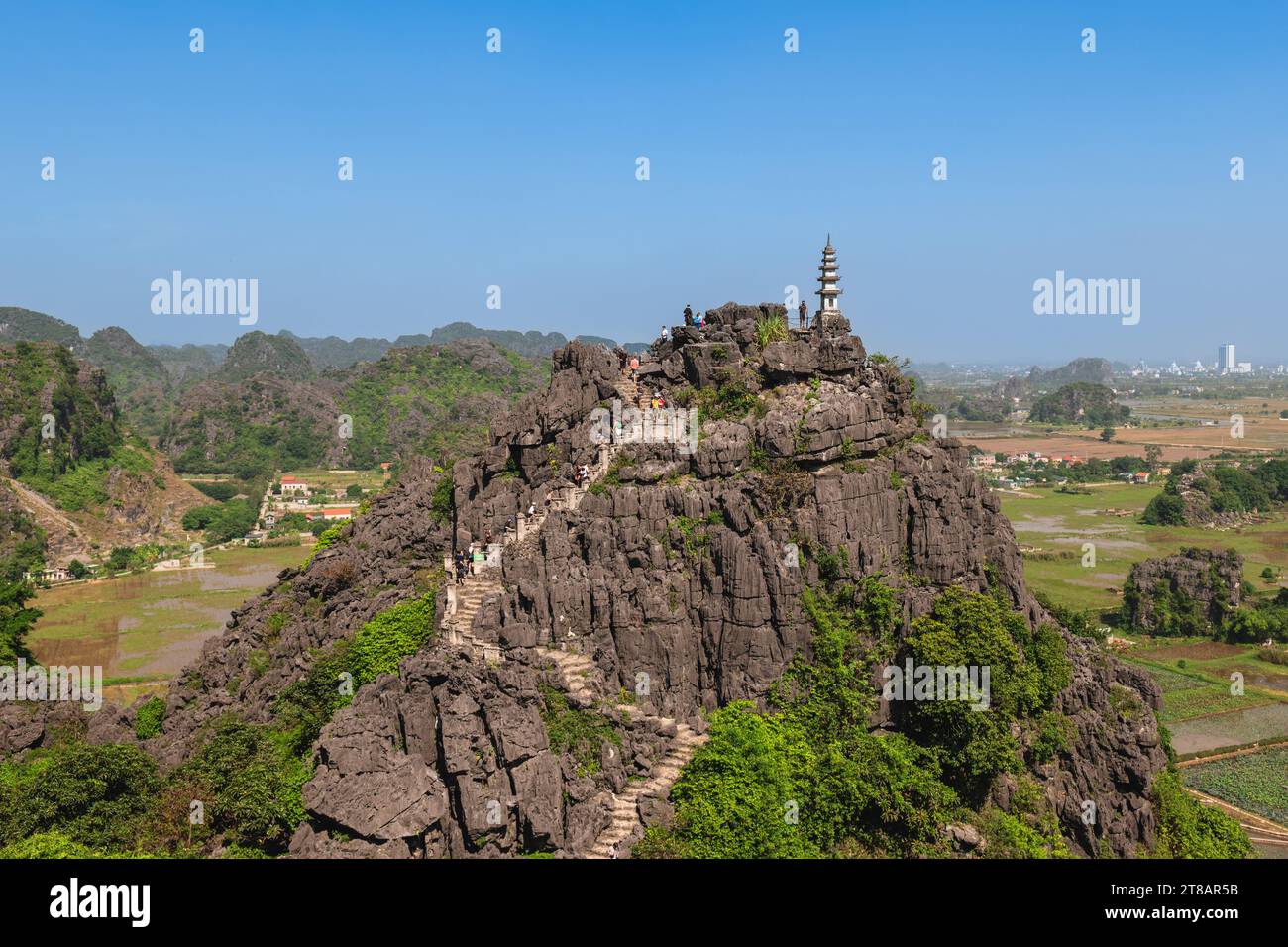 Grande pagode à Mua Cave Peak, alias Hang Mua, à Ninh Binh, Vietnam Banque D'Images