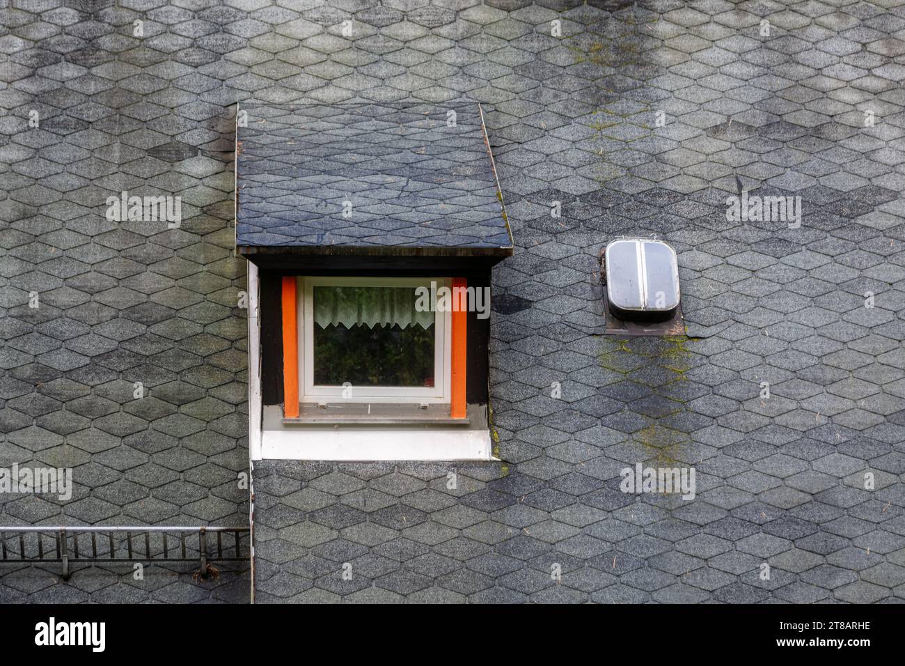 Fenêtre mezzanine rectangulaire sur le toit de la maison avec tuiles grises flexibles. Des fenêtres du monde fenêtre mezzanine rectangulaire sur le toit Banque D'Images