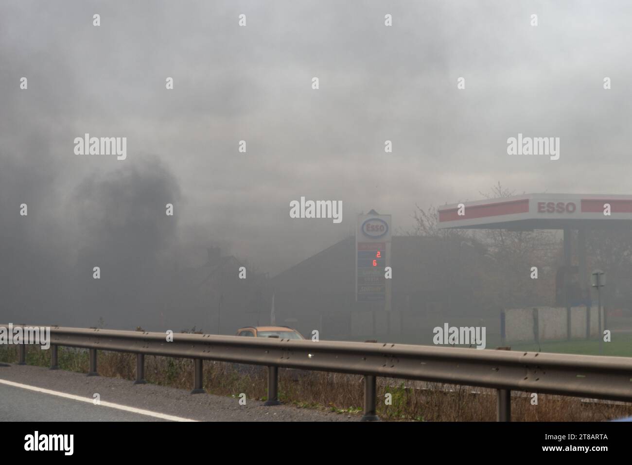 Feering, Colchester, Essex, Royaume-Uni. 19 novembre 2023. Une voiture en feu près de l'A12 Arterial Road près de Colchester devant un arrêt Greggs et Burger King, et près d'une station-service Esso. La circulation est ralentie au passage. Rapport d'incident : cause de l'incendie : surchauffe, cause inconnue. Source d'allumage : véhicule uniquement - moteur, conduite de carburant ou pompe Banque D'Images