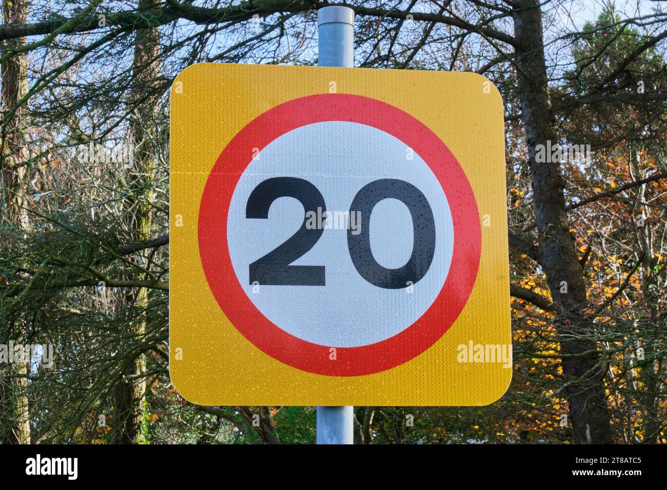 Panneau routier de limitation de vitesse à 20 mph à Criccieth, Gwynedd, pays de Galles Banque D'Images