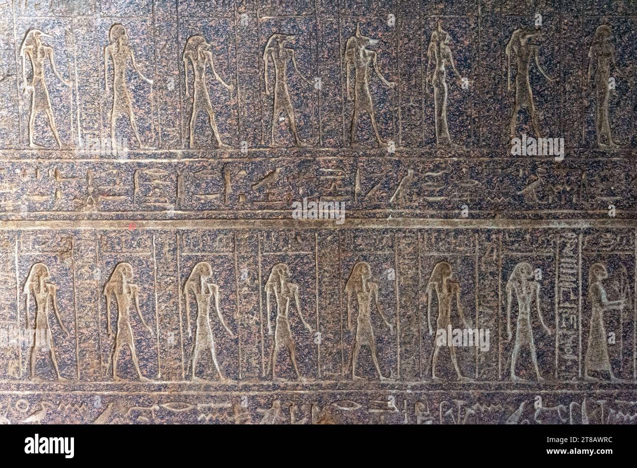 LE CAIRE, ÉGYPTE - 02 septembre 02, 2023 : dessins sculptés sur le sarcophage de granit de l'Égypte ancienne Banque D'Images