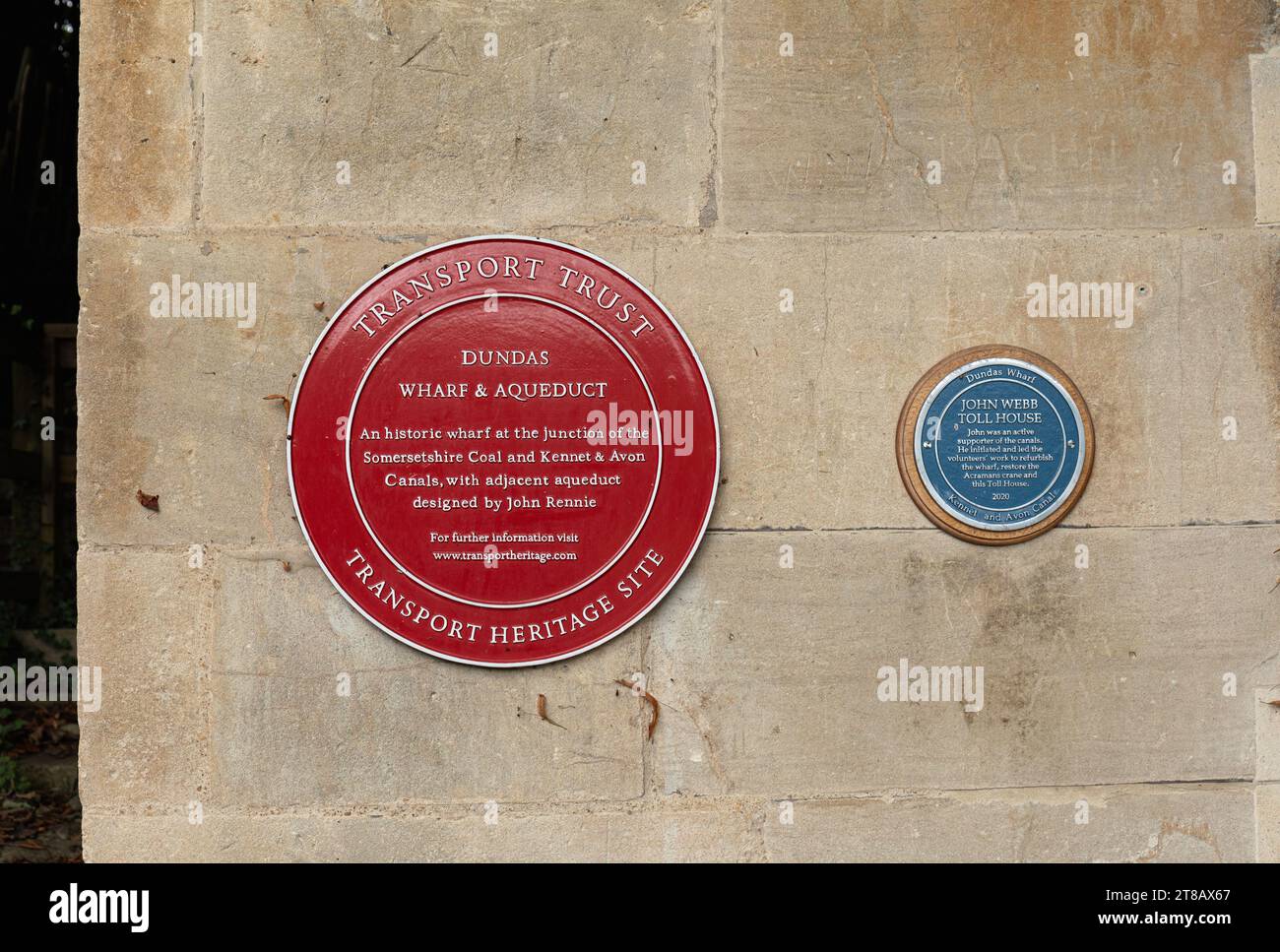 Une plaque de roue rouge de la National transport Trust et plaque bleue de péage, Dundas Wharf, aqueduc de Dundas, Monkton Combe Somerset, Angleterre, ROYAUME-UNI Banque D'Images