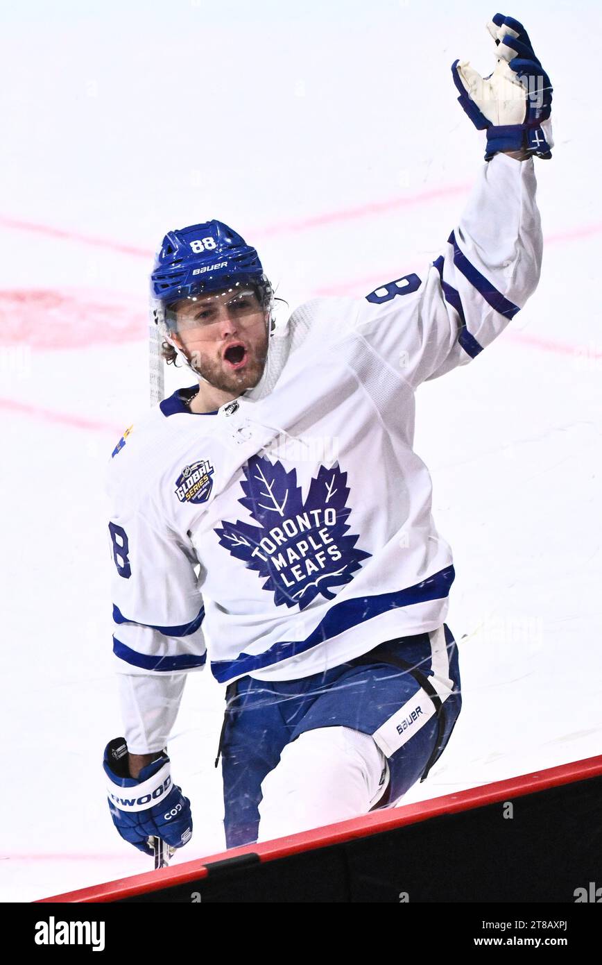 Torontos William Nylander (#88) célèbre le pointage lors du match de hockey sur glace de la série mondiale de la LNH Suède entre les Maple Leafs de Toronto et Minnesota Wild à l’Avicii Arena de Stockholm, en Suède, le 19 novembre 2023.photo : Claudio Bresciani / TT / code 10090 Banque D'Images