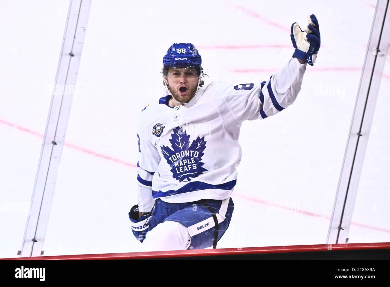 Torontos William Nylander (#88) célèbre le pointage lors du match de hockey sur glace de la série mondiale de la LNH Suède entre les Maple Leafs de Toronto et Minnesota Wild à l’Avicii Arena de Stockholm, en Suède, le 19 novembre 2023. Photo : Claudio Bresciani / TT / code 10090 Banque D'Images