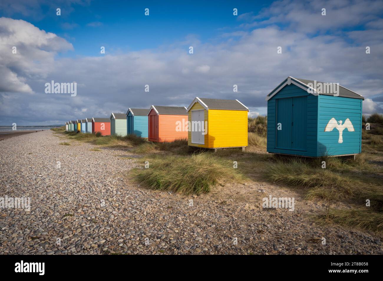 16.09.2023 Findhorn, Moray, Écosse, Royaume-Uni. Cabanes de plage aux couleurs vives sur Findhorn Beach Banque D'Images