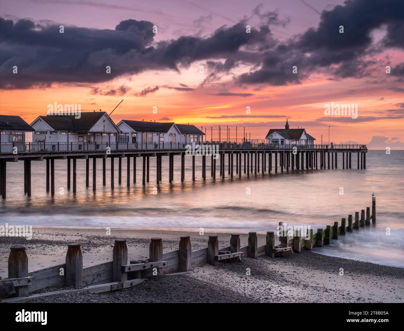 Jeudi 14 septembre 2023. Southwold, Suffolk, Angleterre - Un ciel coloré derrière la célèbre jetée de Southwold juste avant le lever du soleil, comme un autre jour Banque D'Images