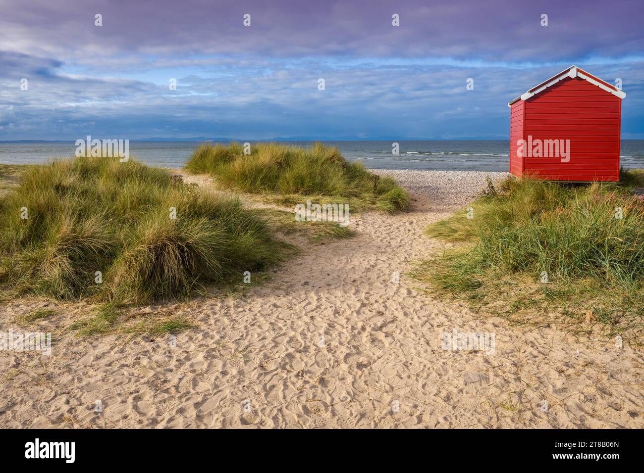 16.09.2023 Findhorn, Moray, Écosse, Royaume-Uni. Cabanes de plage aux couleurs vives sur Findhorn Beach Banque D'Images