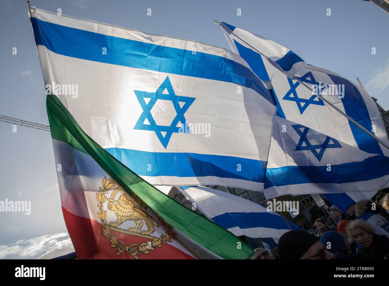 Berlin, Allemagne. Le 19 novembre 2023, une importante manifestation pro-israélienne s'est déroulée, marquant une réponse notable à la guerre en cours et intensifiée entre Israël et le Hamas. La manifestation, ralliée sous des slogans tels que ''Libérez les otages '', ''Israël lutte contre la terreur dans la bande de Gaza '' et ''Libérez Gaza du Hamas'', a attiré une foule diverse à Wittenbergplatz, un lieu clé de la ville. Les participants, dont des membres de la communauté israélienne et des sympathisants, se sont réunis pour exprimer leur solidarité avec Israël. Crédit : ZUMA Press, Inc./Alamy Live News Banque D'Images