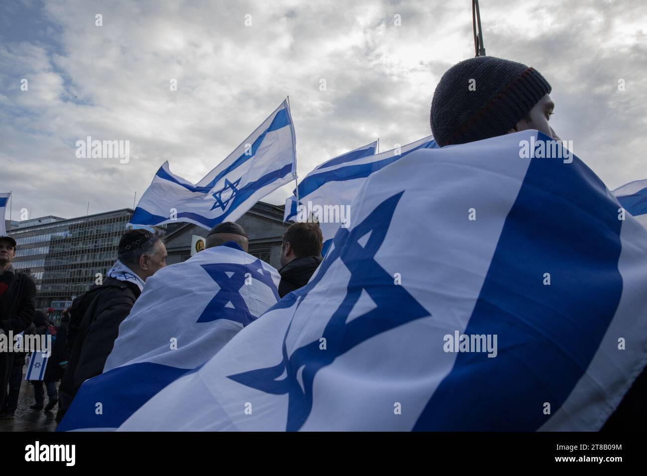 Berlin, Allemagne. Le 19 novembre 2023, une importante manifestation pro-israélienne s'est déroulée, marquant une réponse notable à la guerre en cours et intensifiée entre Israël et le Hamas. La manifestation, ralliée sous des slogans tels que ''Libérez les otages '', ''Israël lutte contre la terreur dans la bande de Gaza '' et ''Libérez Gaza du Hamas'', a attiré une foule diverse à Wittenbergplatz, un lieu clé de la ville. Les participants, dont des membres de la communauté israélienne et des sympathisants, se sont réunis pour exprimer leur solidarité avec Israël. Crédit : ZUMA Press, Inc./Alamy Live News Banque D'Images