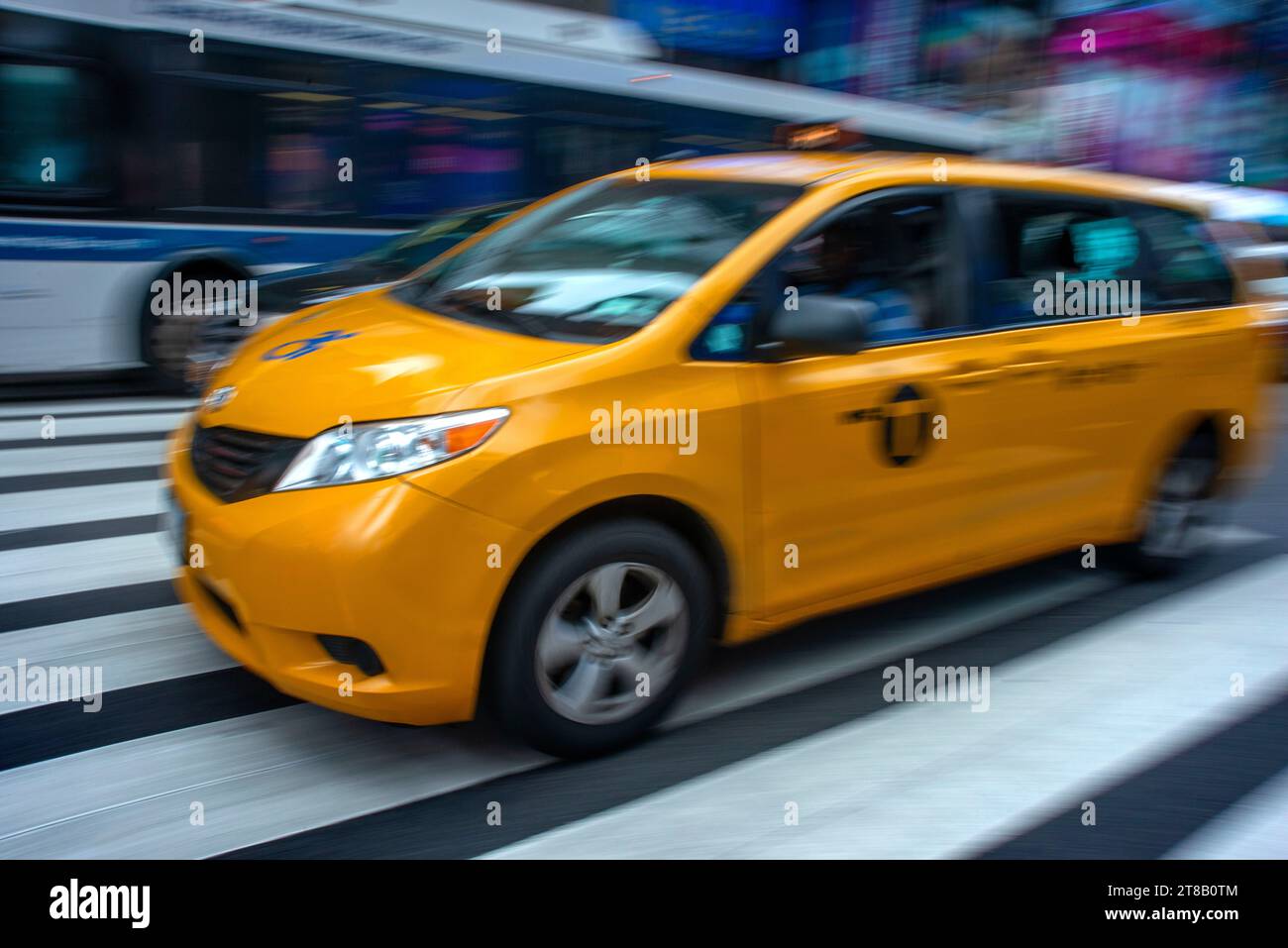 Taxis jaunes sur Times Square, New York, États-Unis. Yellow taxi Cabs alignés en attente au panneau stop dans Early Evening Light, Times Square, New York. Banque D'Images