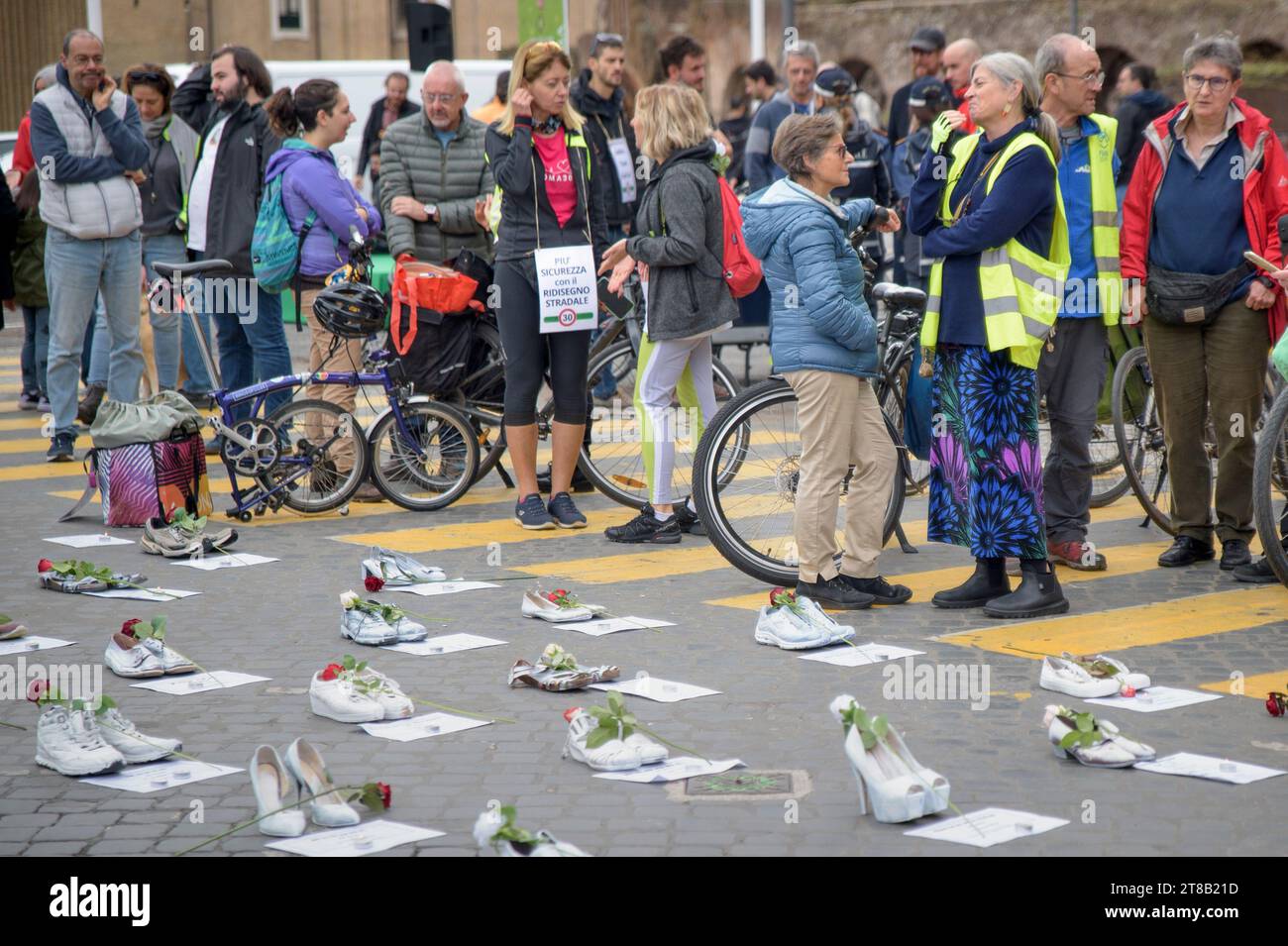 Rome, Italie. 19 novembre 2023. Manifestants autour des feuilles avec quelques données et les chaussures de quelques victimes d'accidents de la route lors de la Journée mondiale des victimes de la route à Rome. Une femme tient un panneau demandant « plus de sécurité avec la refonte de la route ». "Plus de morts dans les rues". L'initiative promue par l'association 'Salvaiciclisti Roma A.P.S. ''“ Association des victimes de la route'' pour se souvenir des victimes de la route qui, selon l'Institut italien de statistique (ISTAT) en 2022, étaient 3 159. Crédit : ZUMA Press, Inc./Alamy Live News Banque D'Images