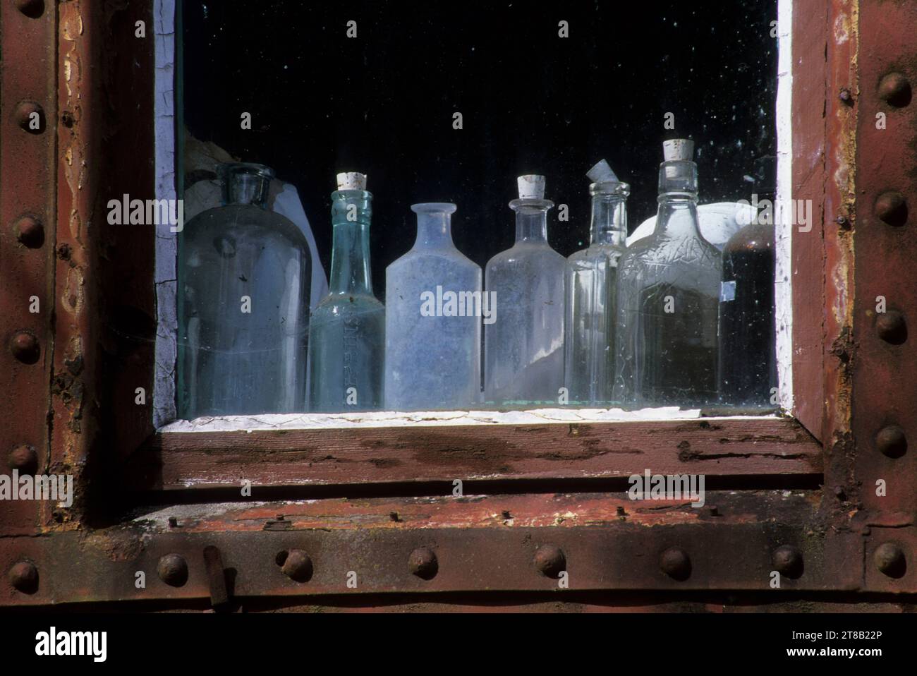 Vieilles bouteilles dans la fenêtre de caboose, Depot Museum, Scio, Oregon Banque D'Images