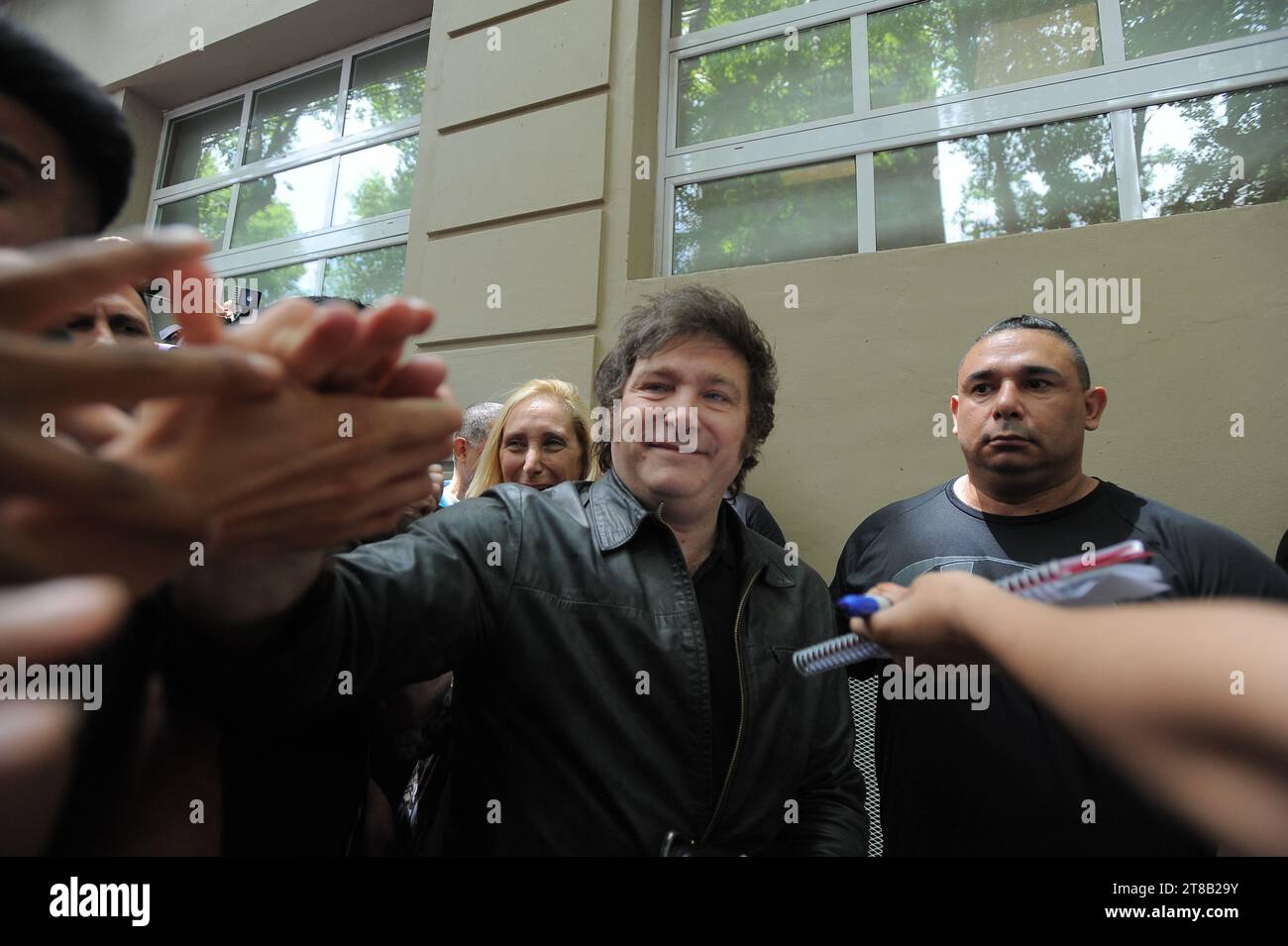 Buenos Aires, Argentine. 19 novembre 2023. Le candidat à la présidence Javier Milei va voter. Crédit : Fabideciria/Alamy Live News Banque D'Images