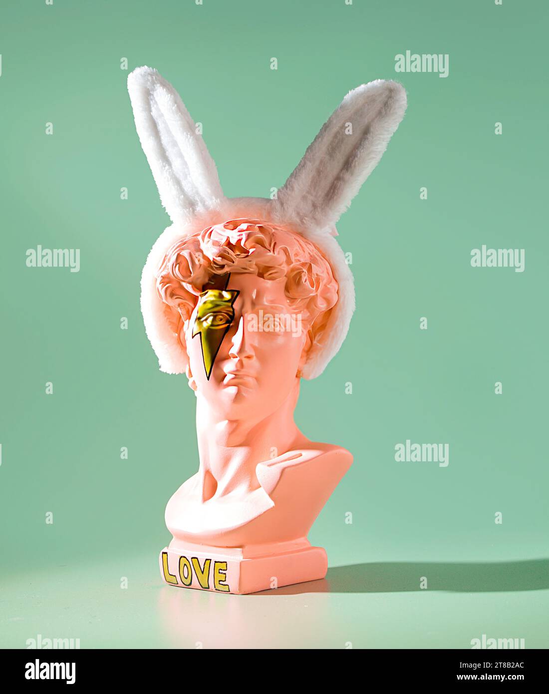 Pâques rencontre l'art : une statue de David dons Bunny Ears pour les vacances de printemps sur un fond vert pastel Banque D'Images