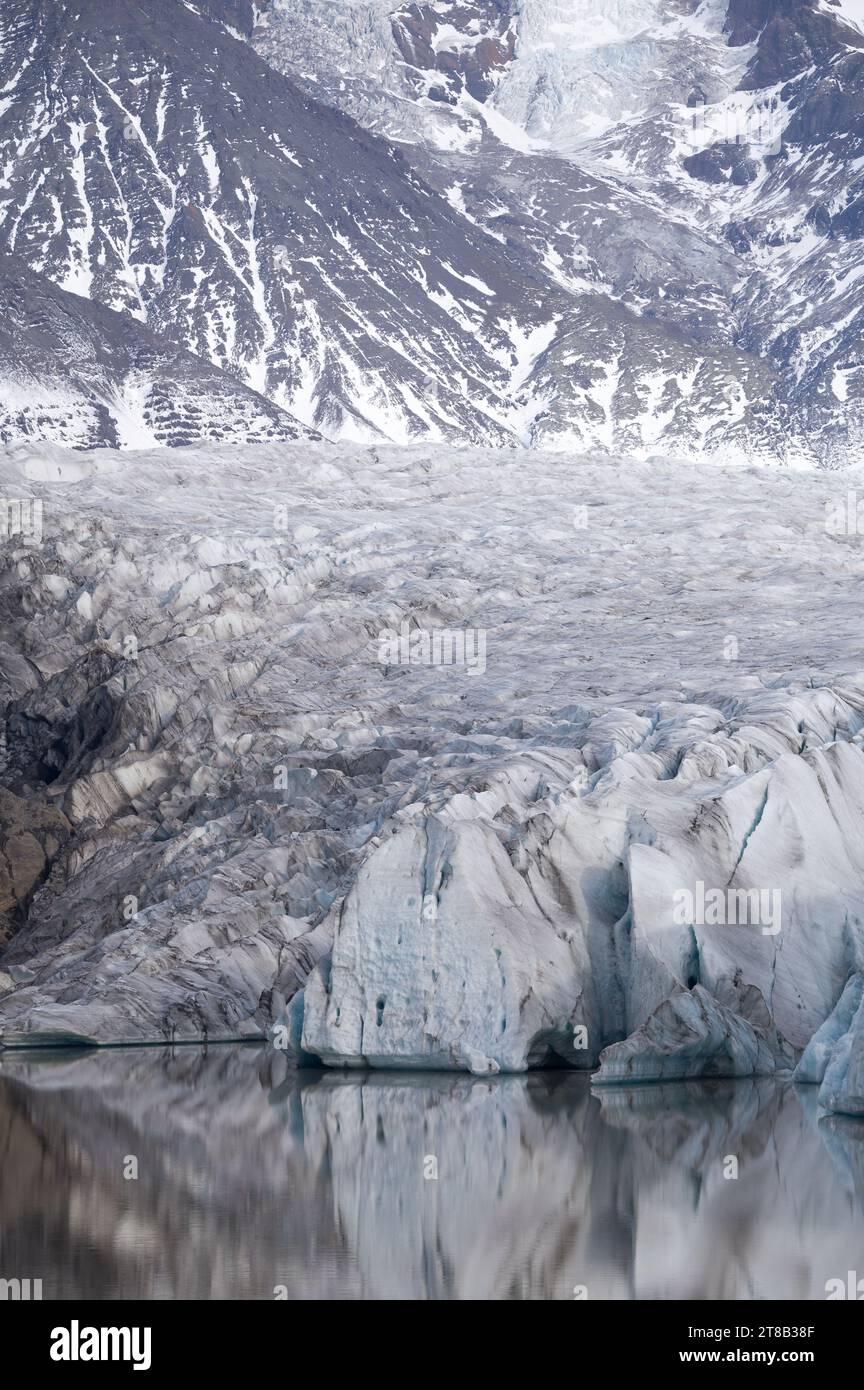 Glacier Svínafellsjökull et lac de montagnes en premier plan, Islande Banque D'Images