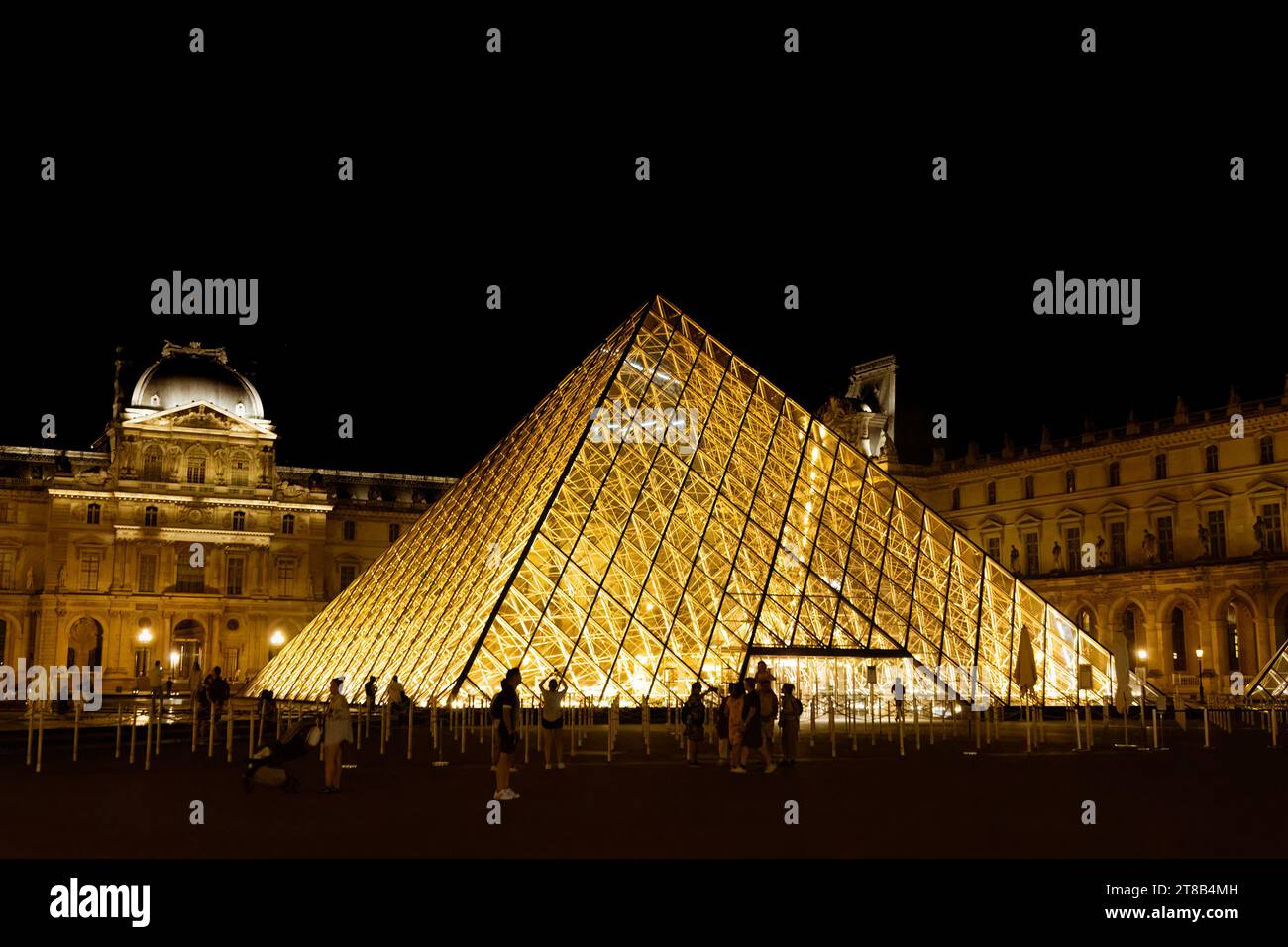 Pyramide de verre, entrée du Musée du Louvre, Paris, France, Europe Banque D'Images