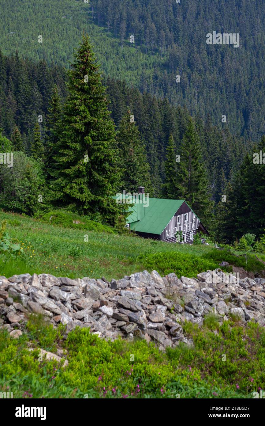 Montagnes géantes, paysage de montagne, cabane de montagne Banque D'Images