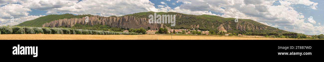 Belle vue panoramique sur la formation des Pénitents des Mees par une journée ensoleillée d'été Banque D'Images