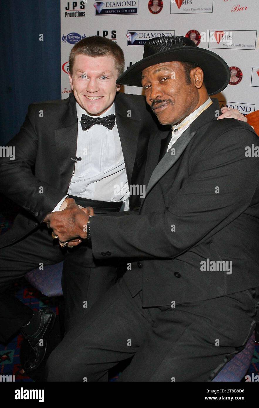 Le boxeur britannique Ricky Hatton rencontre le légendaire boxeur américain Joe Frazier au Piccadilly Hotel, Manchester, Royaume-Uni, 2006. Banque D'Images