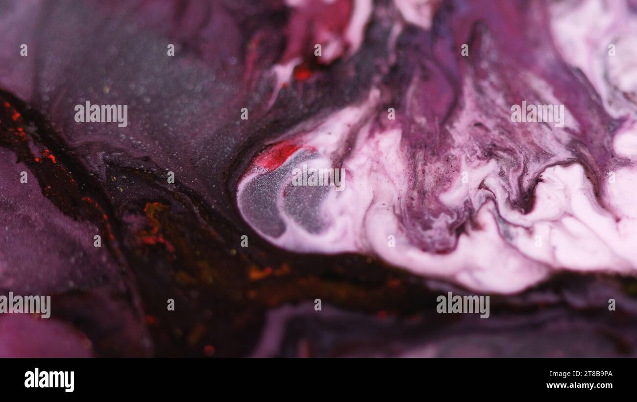 Peinture déversement d'encre écoulement d'eau violet vague de liquide blanc Banque D'Images