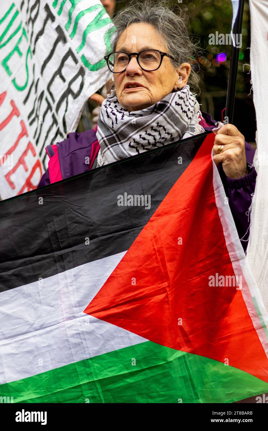 19 novembre 2023 : Brighton, Royaume-Uni 19 novembre 2023. Des centaines de personnes assistent à une manifestation à Brighton contre le bombardement israélien incessant et meurtrier de la bande de Gaza. Les participants portaient des drapeaux et des banderoles palestiniens condamnant l'attaque féroce d'Israël sur Gaza à la suite de l'opération du 7 octobre par le Hamas en Israël, et ont appelé à un cessez-le-feu. Une veillée a également été organisée lors de l’événement avec des personnes allongées dans une rue du centre-ville pour souligner et pleurer les pertes massives et continues de vies humaines à Gaza. Plusieurs manifestations réclamant la fin de l'opération militaire israélienne dans la bande de Gaza ont c Banque D'Images