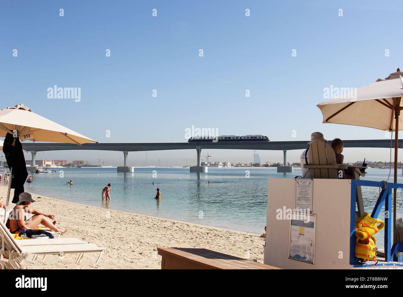 les gens apprécient la plage de la mer d'arabie à abu dhabi Banque D'Images