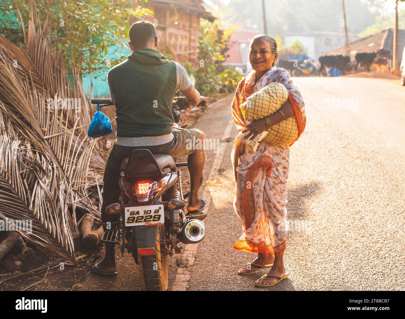Goa, Inde - 17 février 2023 - Femme indienne souriante dans la rue. Banque D'Images