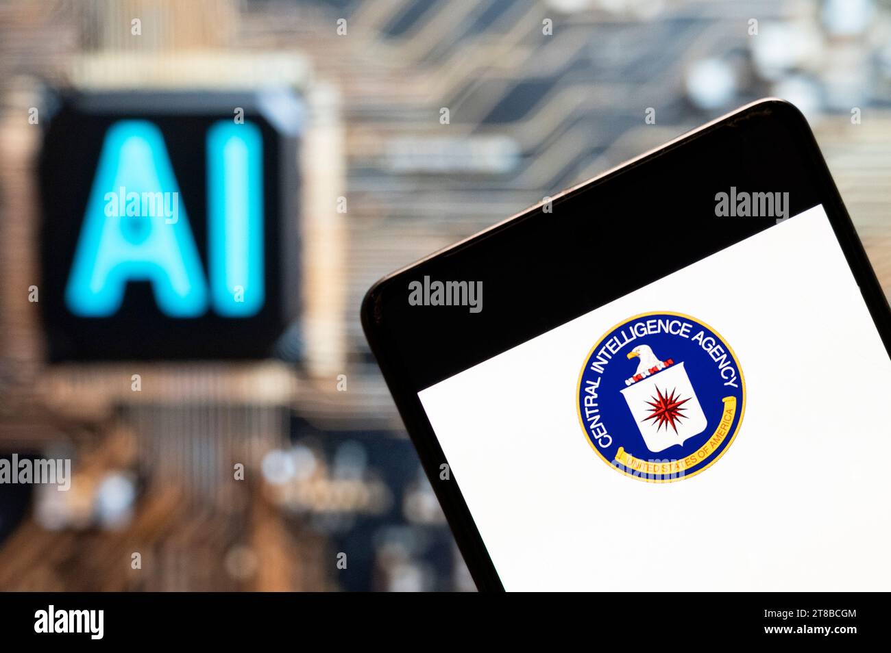 Chine. 03 novembre 2023. Dans cette illustration photo, le logo de la Central Intelligence Agency (CIA) américaine est affiché sur un smartphone avec une puce d'intelligence artificielle (IA) et un symbole en arrière-plan. Crédit : SOPA Images Limited/Alamy Live News Banque D'Images