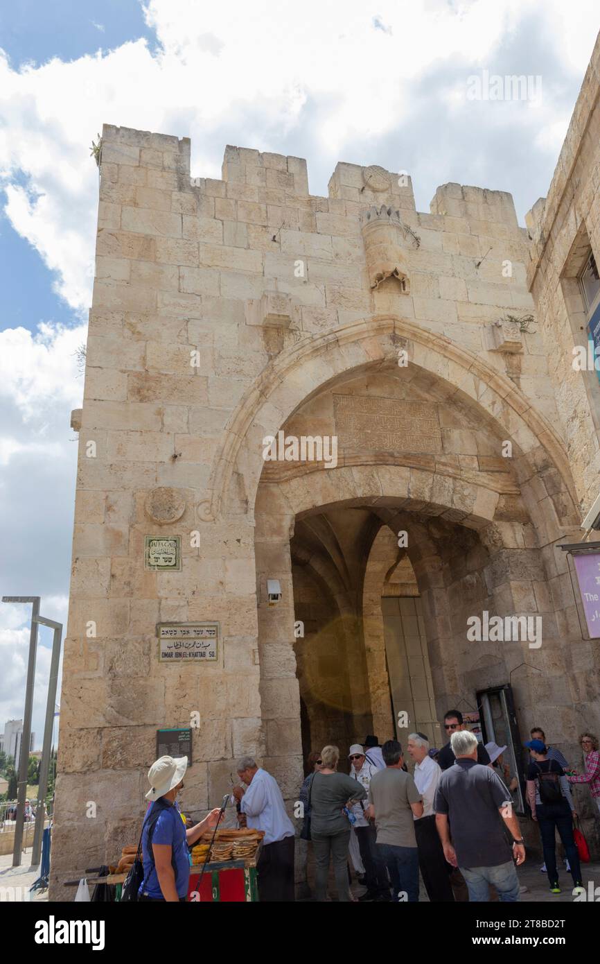 Porte de Jaffa, place Omar Ibn El-Khattab, avec vendeur de nourriture et visiteurs. Vieille ville de Jérusalem, Israël, Banque D'Images