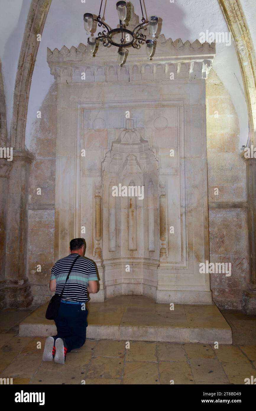 Mont Sion, Jérusalem, Israël. Homme priant dans le Cénacle, alias la chambre supérieure, traditionnellement considéré comme le site de la dernière Cène. Banque D'Images