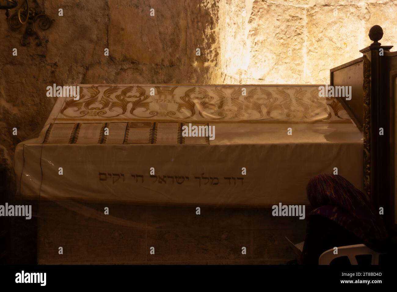 Femme priant du côté des femmes de la tombe de David, Mont Sion, Jérusalem, Israël. Banque D'Images