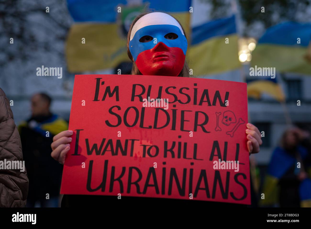 Londres, Royaume-Uni. 19 novembre 2023. Les Ukrainiens poursuivent leurs manifestations hebdomadaires à Whitehall près de Downing Street contre l’escalade de l’agression russe dans l’est de leur pays. Les Ukrainiens et leurs partisans continuent de maintenir la pression et demandent au gouvernement britannique d’augmenter le niveau de sanction contre la Russie et le Kremlin alors que les forces russes continuent d’attaquer des régions d’Ukraine. La manifestation était organisée par support Ukraine Ltd et Women Fight 4 UA. Crédit : Guy Corbishley/Alamy Live News Banque D'Images