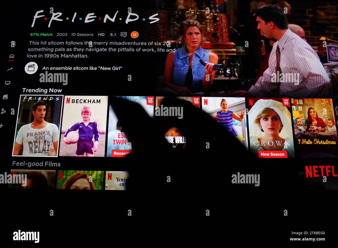Application Netflix sur l'écran du téléviseur montrant les amis de l'émission de télévision Banque D'Images