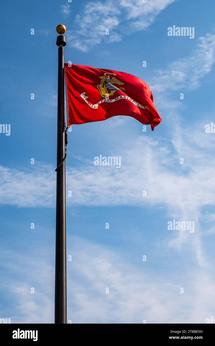Drapeau du corps des Marines des États-Unis soufflant dans le vent Banque D'Images